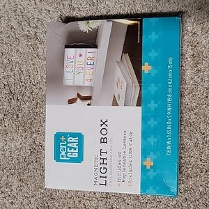 NIB Pen & Gear magnetic light box